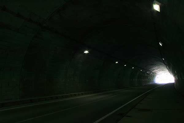 ホワイトホール現象が起きているトンネル出口