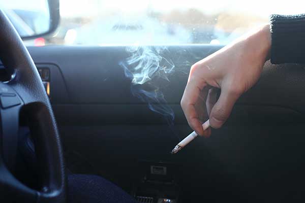 自動車内での喫煙
